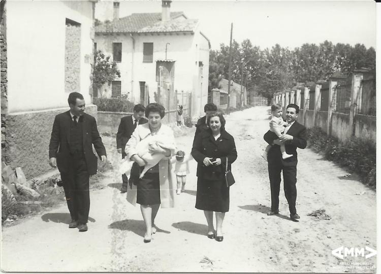 Anant cap a bateig pel carrer Riu Mogent