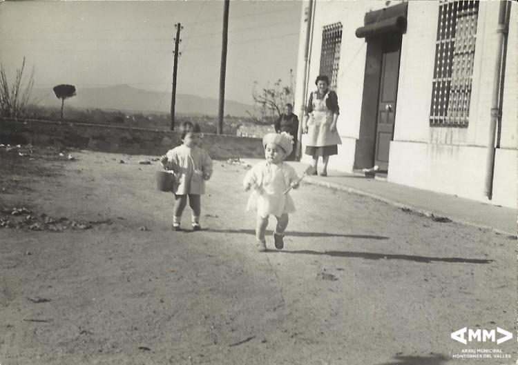 Infants al carrer de Sant Lluís