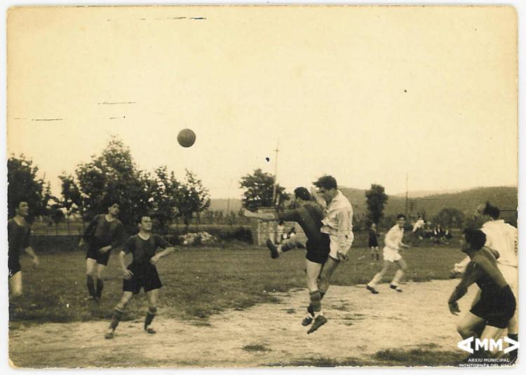 L'equip de futbol de Montornès del Vallès en ple partit