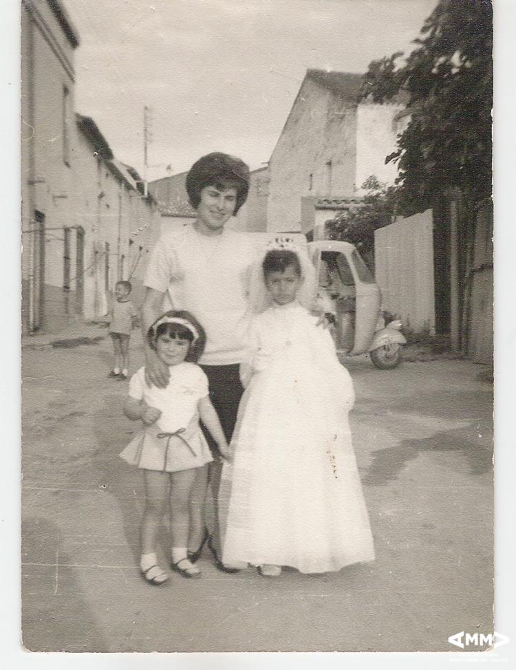 Família durant la celebració de la primera comunió