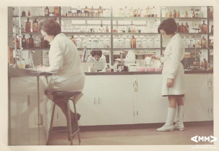 Dones treballant al laboratori de l'empresa Cydsa-Vitamol