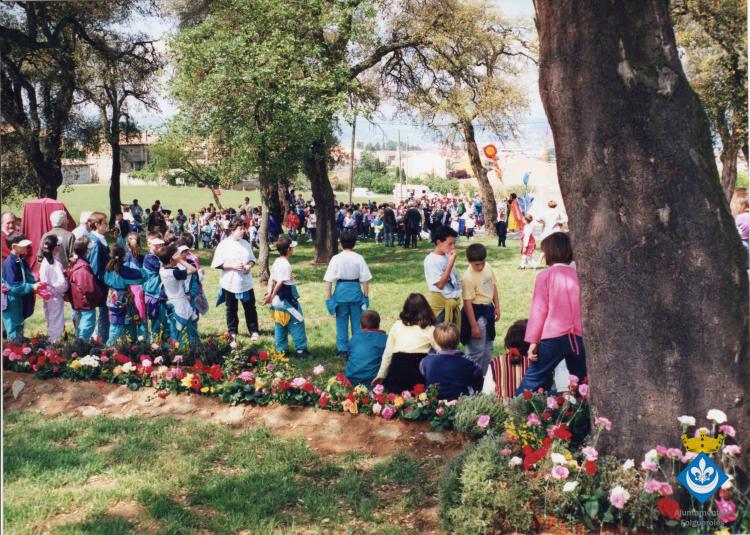 Concentració infantil i ofrena floral a l'Àlbula commemorativa. Celebració del 150è aniversari del naixement de Verdaguer