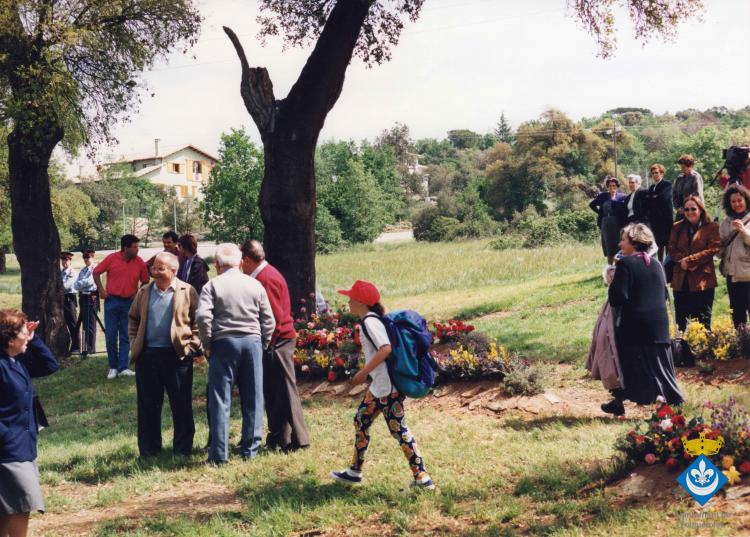 Concentració infantil i ofrena floral a l'Àlbula commemorativa. Celebració del 150è aniversari del naixement de Verdaguer