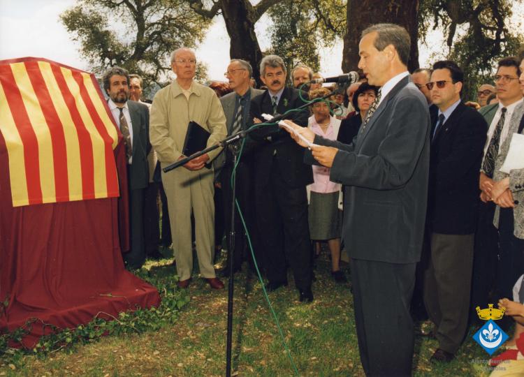 Acte d'agermanament amb la ciutat de Barcelona. Inauguració de l'Àlbula commemorativa del 150è aniversari de Jacint Verdaguer, de l'escultor Palazuelo. Pregó a càrrec de mossèn Ballarín