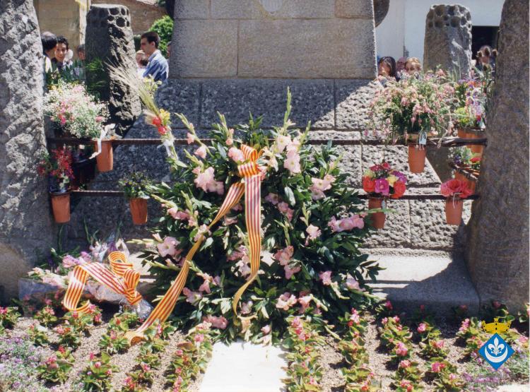 Ofrena de la corona de llorer al peu del Pedró de mossèn Cinto de la plaça Verdaguer