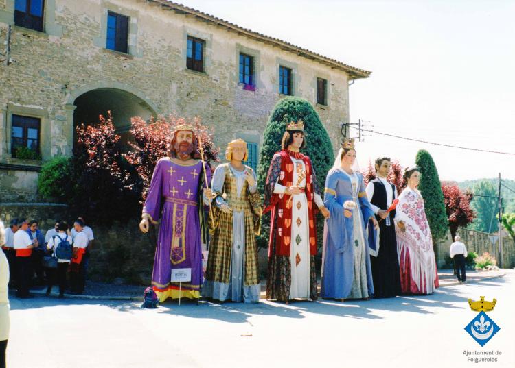 Cercavila pel poble després de l'ofrena de la corona de llorer al peu del Pedró de mossèn Cinto de la plaça Verdaguer