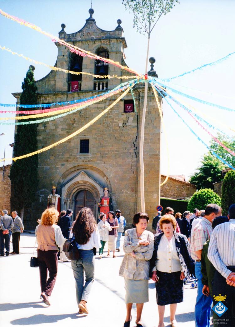 Ofrena de la corona de llorer al peu del Pedró de mossèn Cinto de la plaça Verdaguer