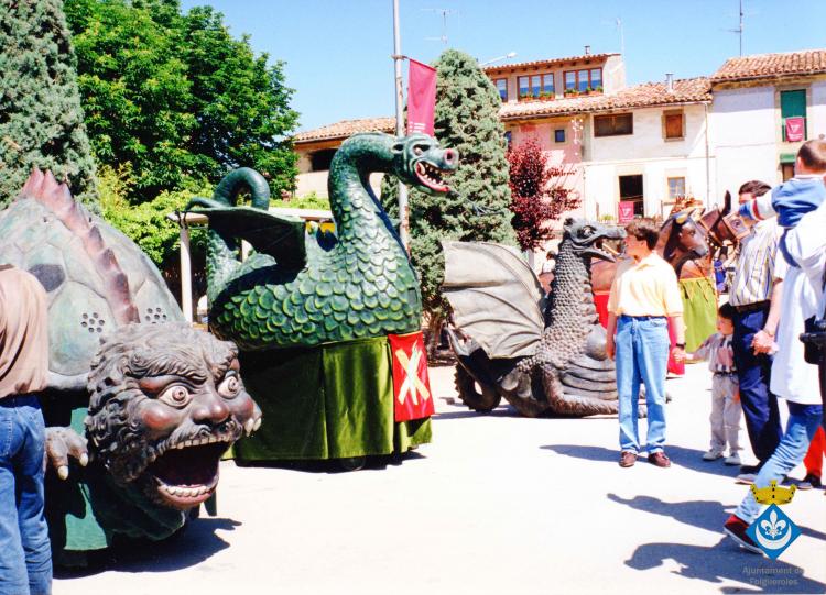 Cercavila pel poble després de l'ofrena de la corona de llorer al peu del Pedró de mossèn Cinto de la plaça Verdaguer