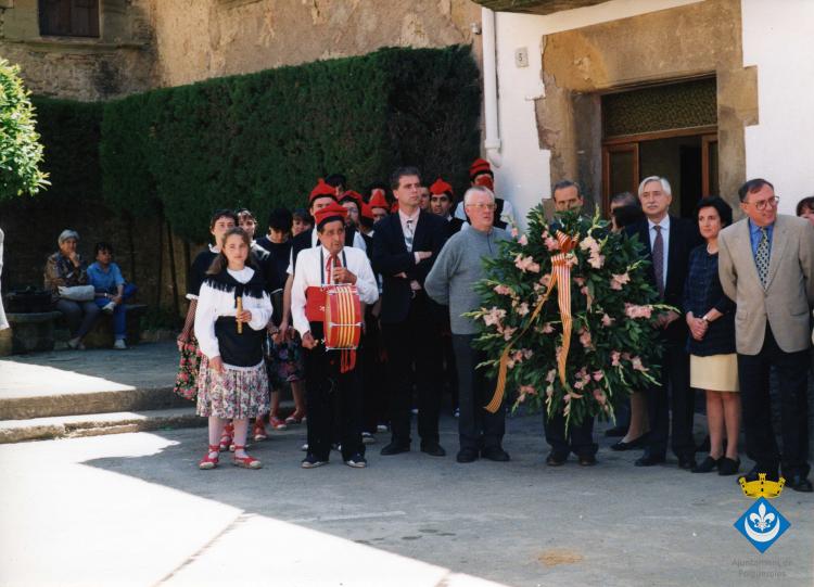 Ofrena de la corona de llorer al peu del Pedró de mossèn Cinto de la plaça Verdaguer