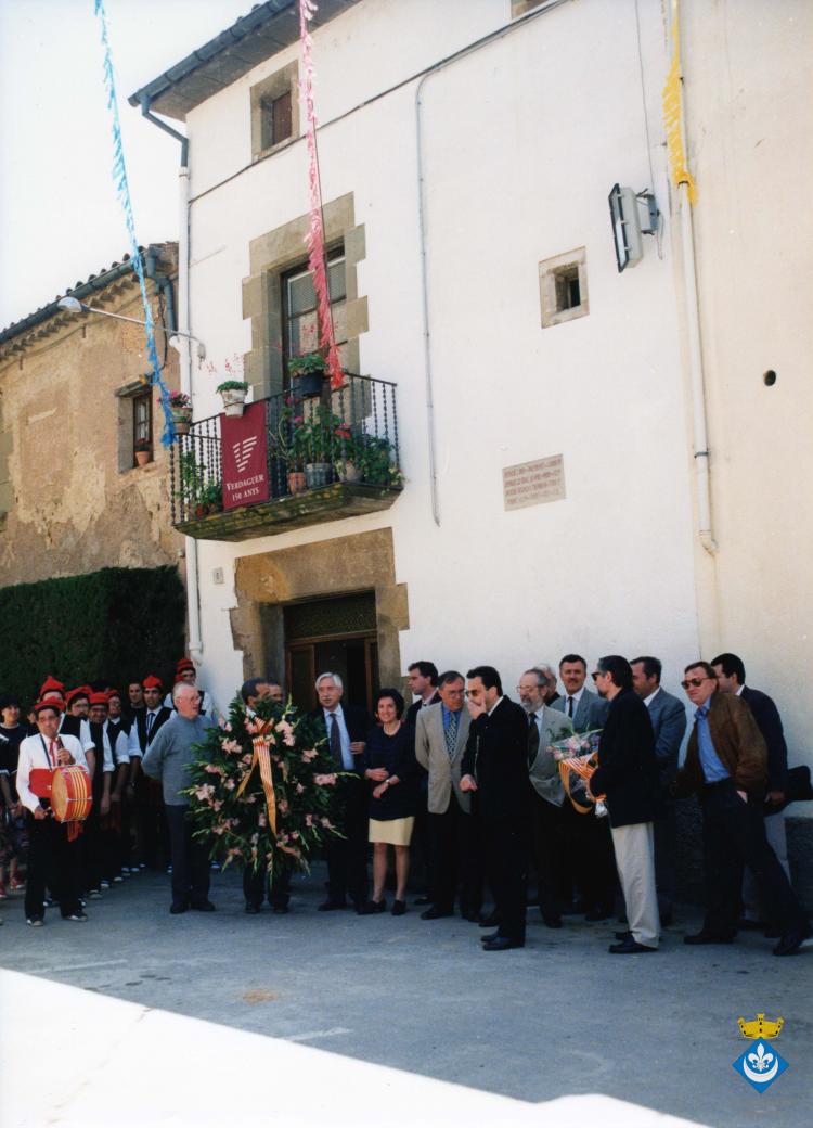 Ofrena de la corona de llorer al peu del Pedró de mossèn Cinto de la plaça Verdaguer