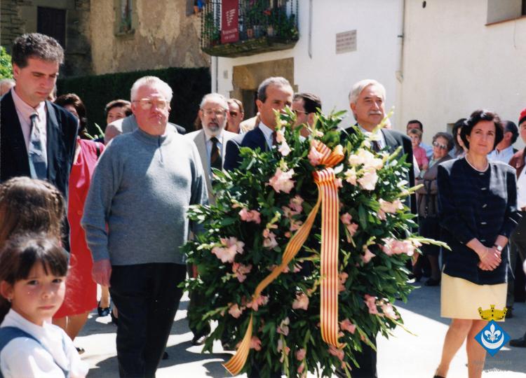 Ofrena de la corona de llorer al peu del Pedró de mossèn Cinto de la plaça Verdaguer