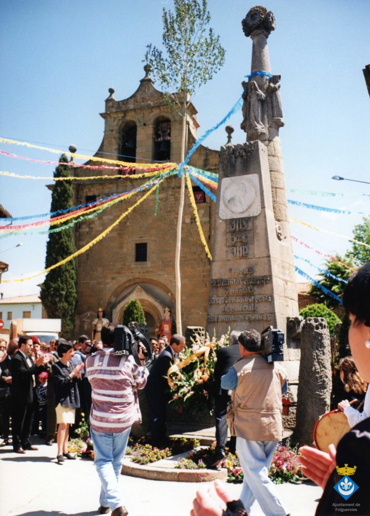 Ofrena de la corona de llorer al peu del Pedró de mossèn Cinto de la plaça Verdaguer