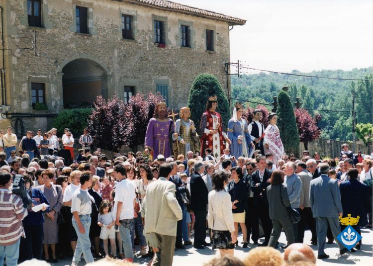 Cercavila pel poble després de l'ofrena de la corona de llorer al peu del Pedró de mossèn Cinto de la plaça Verdaguer