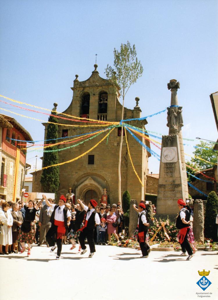 Ballets de Folgueroles al so del flabiol i el tamborí d'en Roviretes després de l'ofrena floral al Pedró de Verdaguer