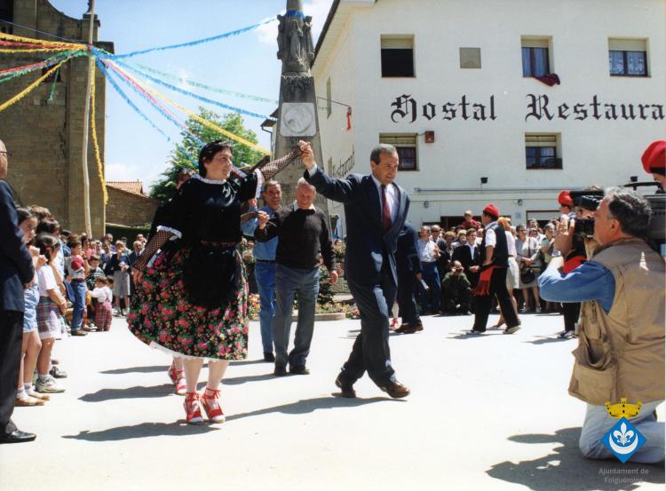 Ballets de Folgueroles al so del flabiol i el tamborí d'en Roviretes després de l'ofrena floral al Pedró de Verdaguer