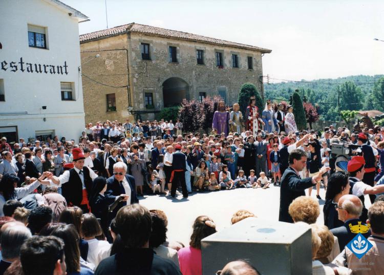 Ballets de Folgueroles al so del flabiol i el tamborí d'en Roviretes després de l'ofrena floral al Pedró de Verdaguer