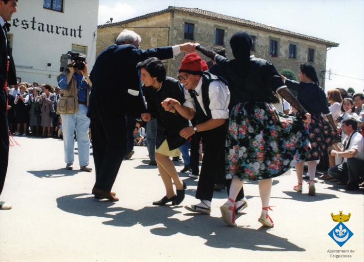 Ballets de Folgueroles al so del flabiol i el tamborí d'en Roviretes després de l'ofrena floral al Pedró de Verdaguer