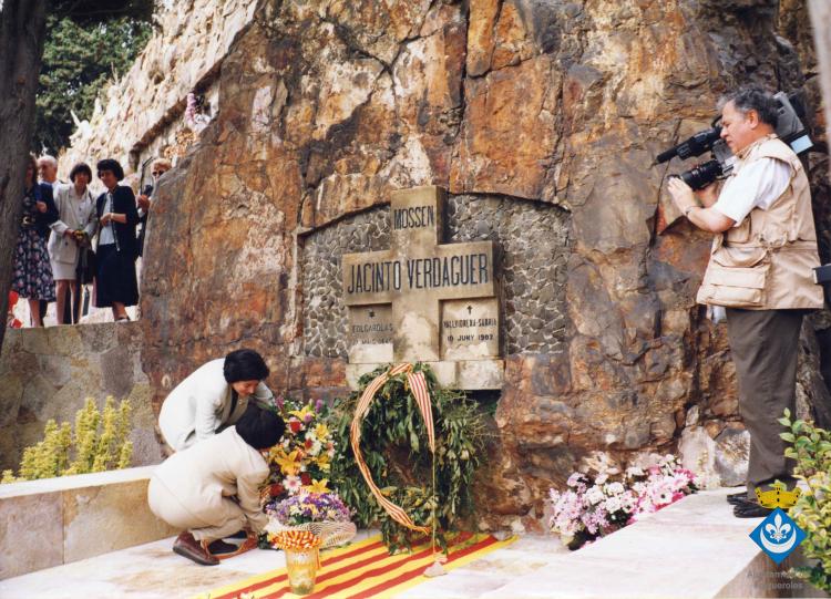 Ofrena floral a la tomba de Jacint Verdaguer