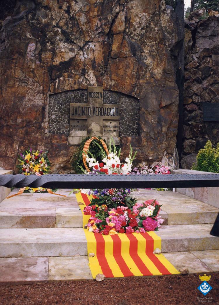 Ofrena floral a la tomba de Jacint Verdaguer