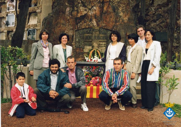 Ofrena floral a la tomba de Jacint Verdaguer