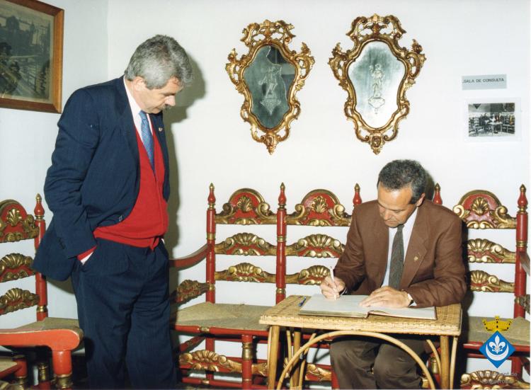 Visita col·lectiva dels folguerolencs als llocs Verdaguerians de Barcelona. Signatura del llibre d'honor del museu de Vil·la Joana per part de Gil Orriols, alcalde de Folgueroles, amb la presència de Pasqual Maragall