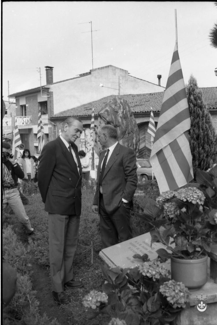 Inauguració dels monòlits de la ruta Verdaguer. Joaquim Xicoy i Bassegoda, president del Parlament de Catalunya, Miquel Masramon Tenas, alcalde de Folgueroles