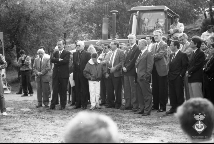 Inauguració dels monòlits de la ruta Verdaguer. Autoritats, Josep Maria Guix i Ferreres, bisbe de Vic, Joaquim Xicoy i Bassegoda, president del Parlament de Catalunya, Miquel Masramon Tenas, alcalde de Folgueroles, Enric Castellnou i Alberch, diputat al