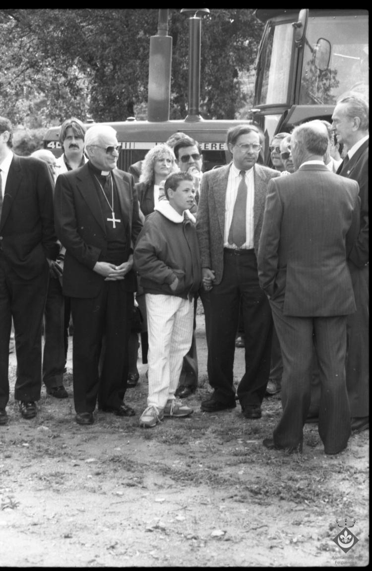 Inauguració dels monòlits de la ruta Verdaguer. Autoritats, Josep Maria Guix i Ferreres, bisbe de Vic, Joaquim Xicoy i Bassegoda, president del Parlament de Catalunya, Miquel Masramon Tenas, alcalde de Folgueroles, Enric Castellnou i Alberch, diputat al