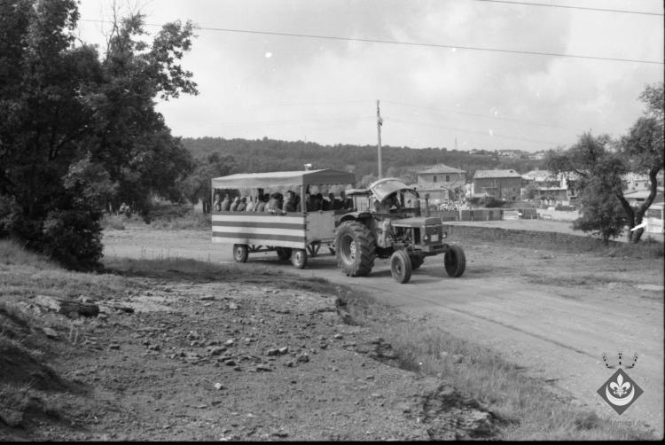 Inauguració dels monòlits de la ruta Verdaguer, comitava d'autoritats amb el tractor