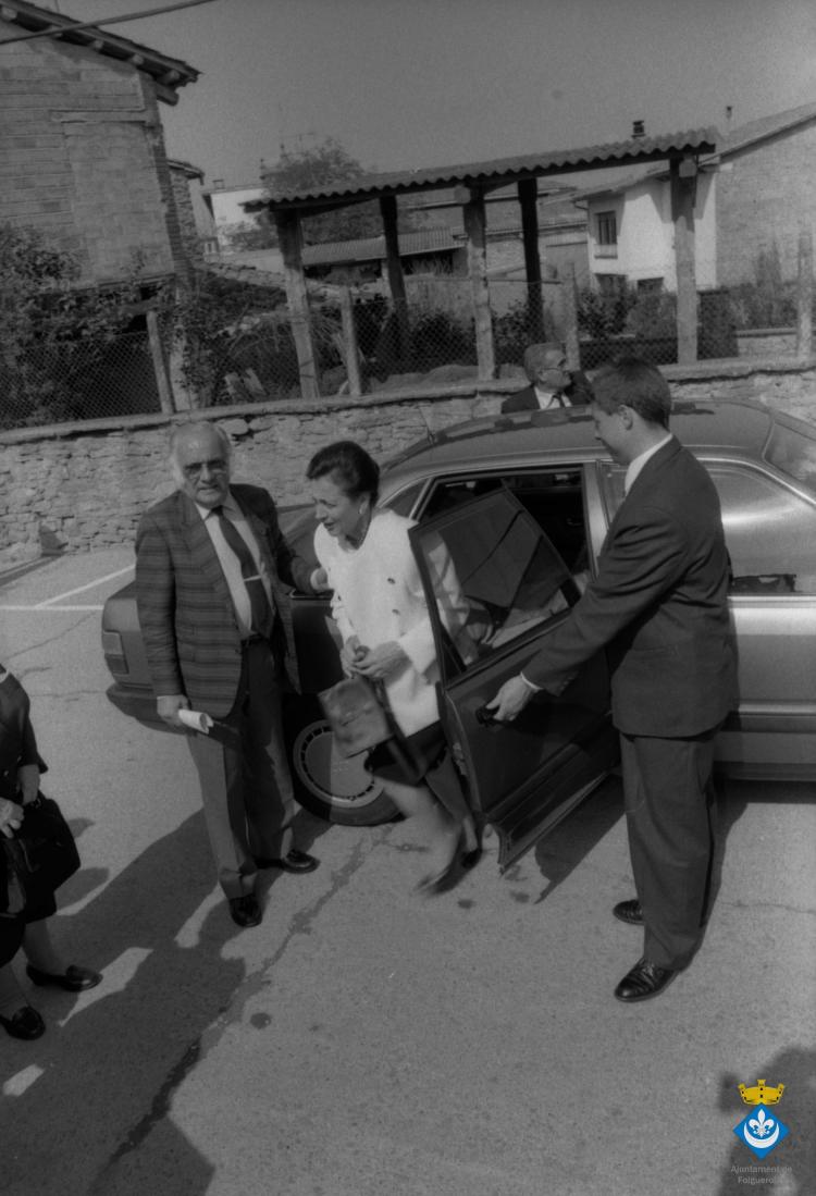Festa Verdaguer. Recepció d'autoritats. Marta Ferrussola, primera dama de Catalunya. Darrera els horts del can Mon