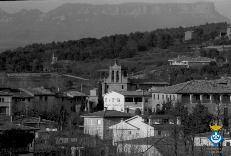 Perspectives de Folgueroles, al fons l'ermita de la Damunt