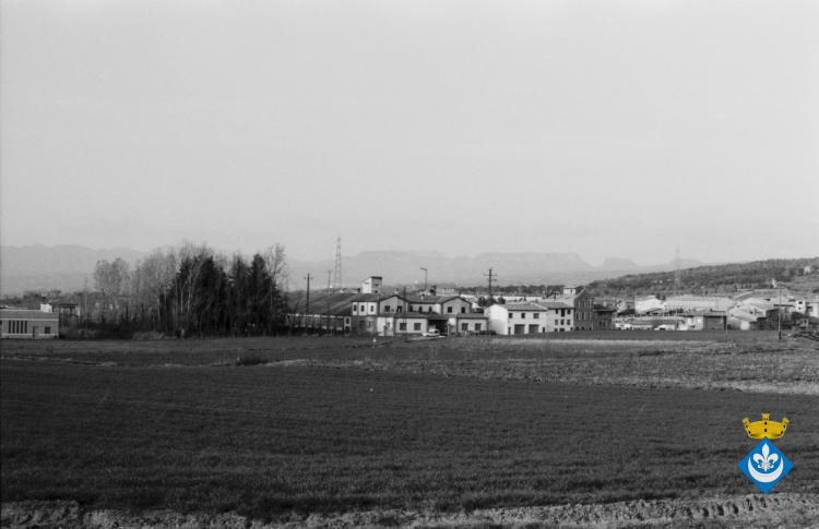 Perspectives de Folgueroles. La fàbrica en primer terme
