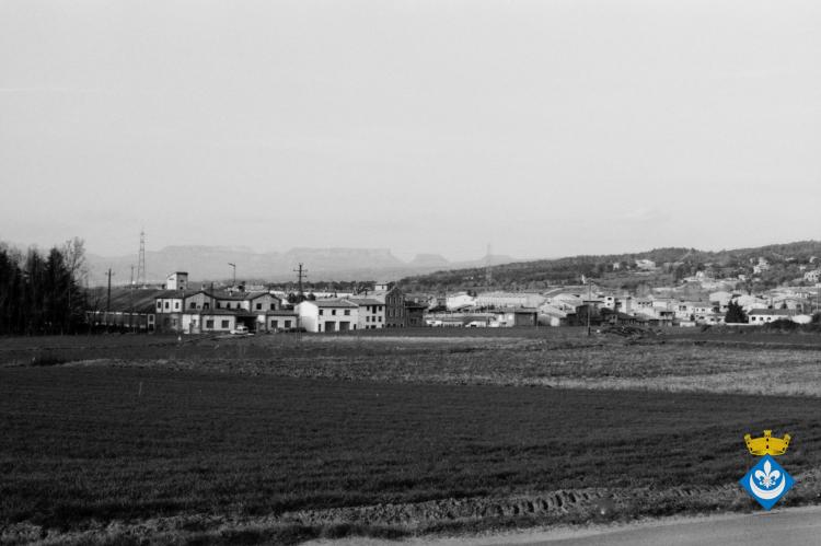 Perspectives de Folgueroles. La fàbrica en primer terme