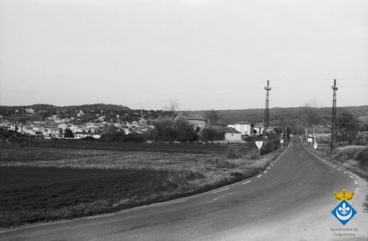 Perspectives de Folgueroles. Part de la carretera cap a Vilanova de Sau, a la dreta masies de les Codinoies