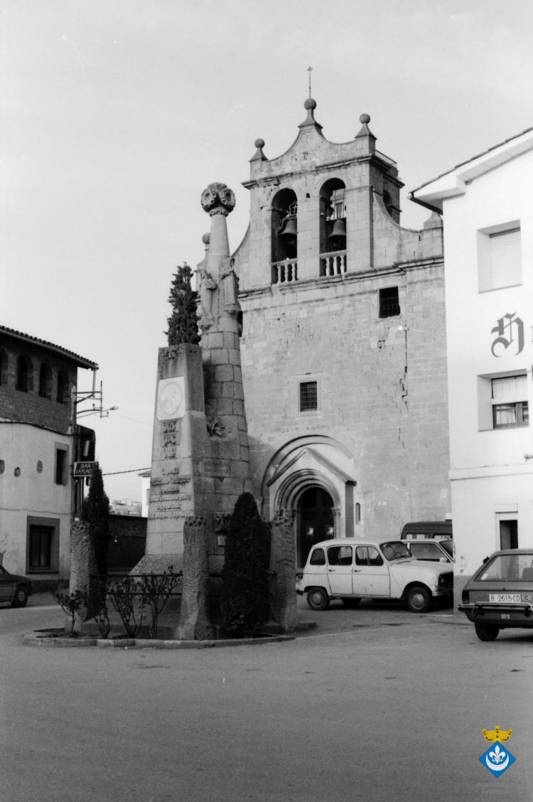 Perspectives de Folgueroles. Església de Santa Maria de Folgueroles i pedró de mossèn Cinto