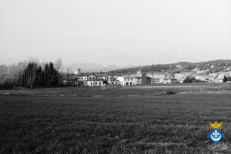 Perspectives de Folgueroles. La fàbrica en primer terme