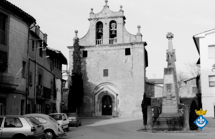 Perspectives de Folgueroles. Església de Santa Maria de Folgueroles i pedró de mossèn Cinto
