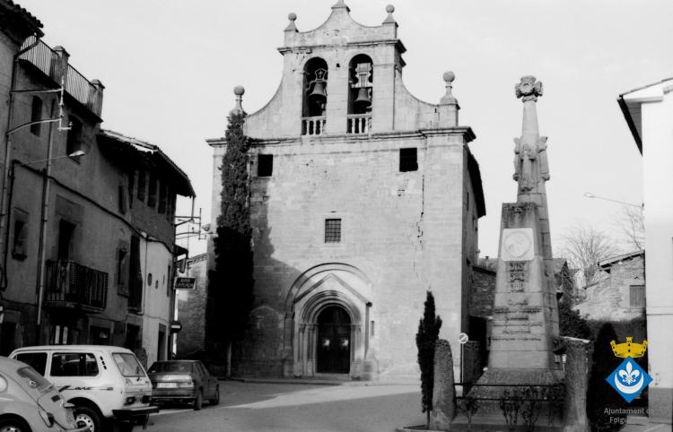 Perspectives de Folgueroles. Església de Santa Maria de Folgueroles i pedró de mossèn Cinto