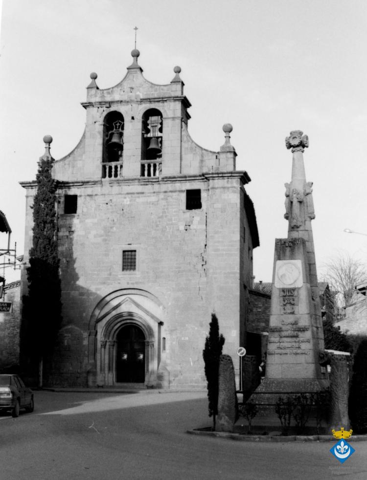 Perspectives de Folgueroles. Església de Santa Maria de Folgueroles i pedró de mossèn Cinto
