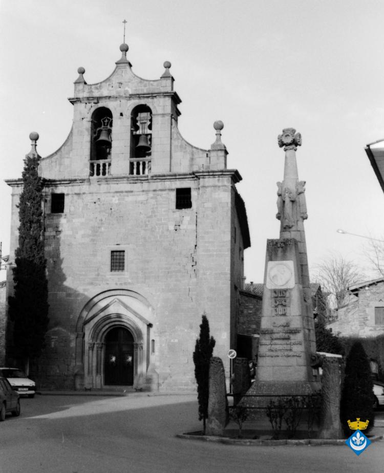Perspectives de Folgueroles. Església de Santa Maria de Folgueroles i pedró de mossèn Cinto