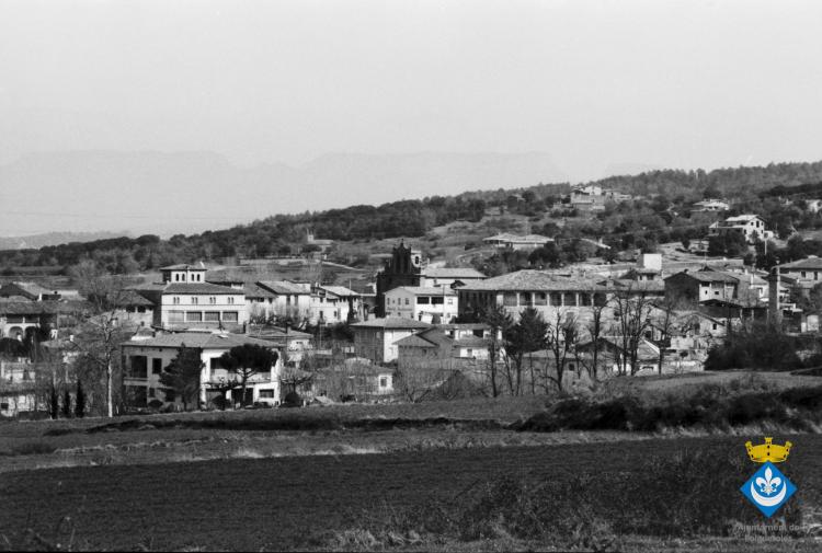 Perspectives de Folgueroles, al fons l'ermita de la Damunt