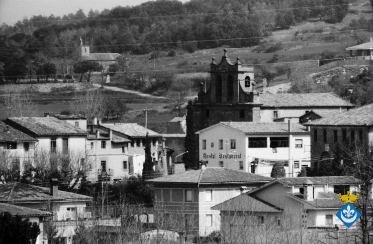 Perspectives de Folgueroles, al fons l'ermita de la Damunt