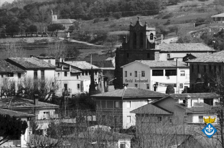 Perspectives de Folgueroles, al fons l'ermita de la Damunt