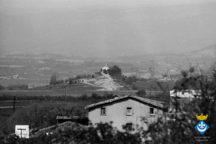 Perspectives de Folgueroles. Ermita de Sant Jordi de Puigseslloses, en primer terme les Codinoies