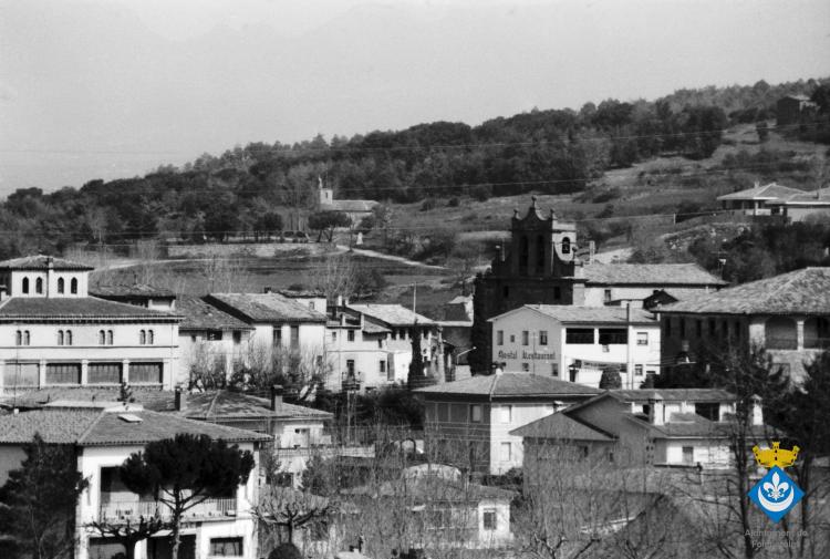 Perspectives de Folgueroles, al fons l'ermita de la Damunt