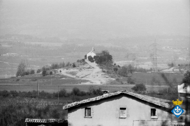Perspectives de Folgueroles. Ermita de Sant Jordi de Puigseslloses, en primer terme les Codinoies