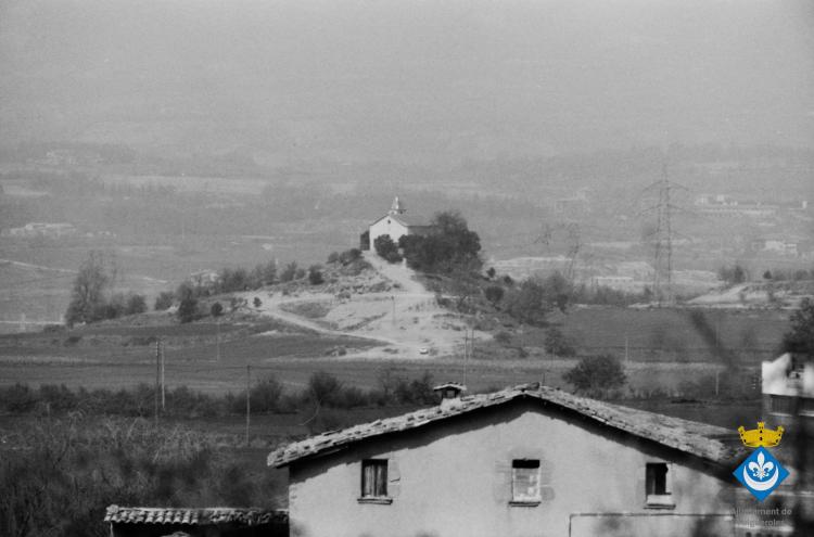Perspectives de Folgueroles. Ermita de Sant Jordi de Puigseslloses, en primer terme les Codinoies