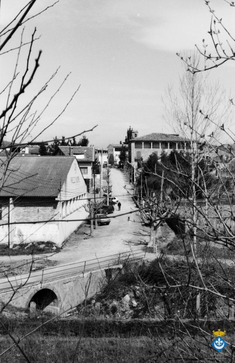 Perspectives de Folgueroles. Pavelló Municipal i mas La Sala, i el pont del torrent de Folgueroles
