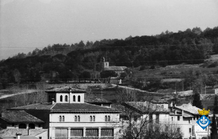 Perspectives de Folgueroles. Ermita de la Damunt i Can Dachs