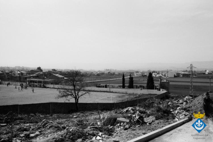 Perspectives de Folgueroles. En primer terme camp de futbol i urbanització dels carrers de la urbanització la Roca